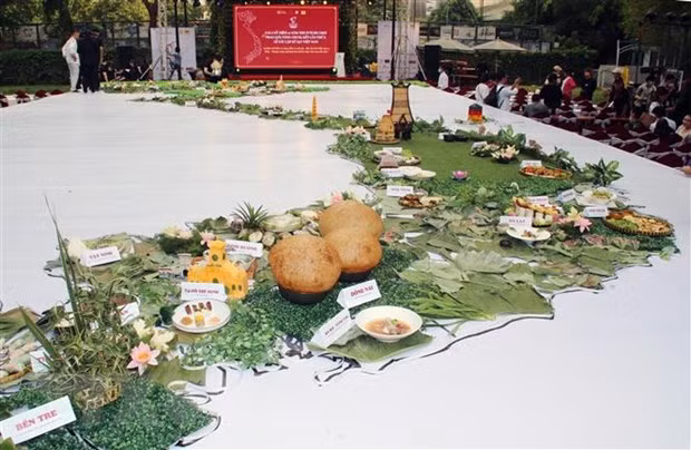 越南全国特色菜肴烹饪并塑造成越南美食地图模型活动获纪录认证
