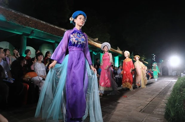“奥戴—越南文化遗产”时装秀精彩亮相