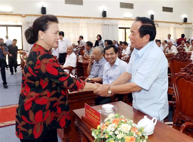 国会主席阮氏金银接待芹苴市选民