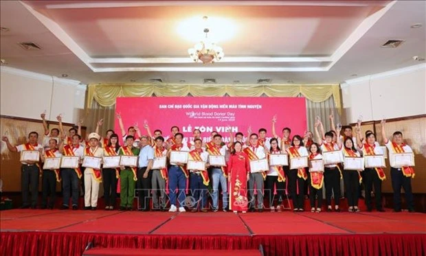 2020年越南全国100名献血积极分子第14次表彰会在河内举行