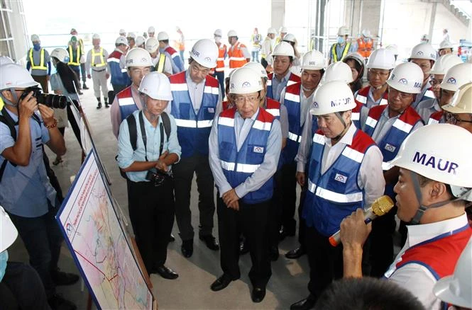 越南政府副总理范平明考察滨城--仙泉地铁线施工项目