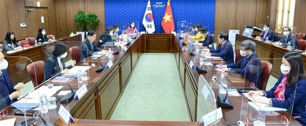裴青山与韩国外交部部长郑义溶举行会谈