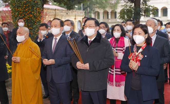 国会主席王廷惠前往升龙皇城上香缅怀国家功臣丰功伟绩
