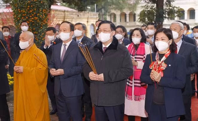 国会主席王廷惠前往升龙皇城上香缅怀国家功臣丰功伟绩