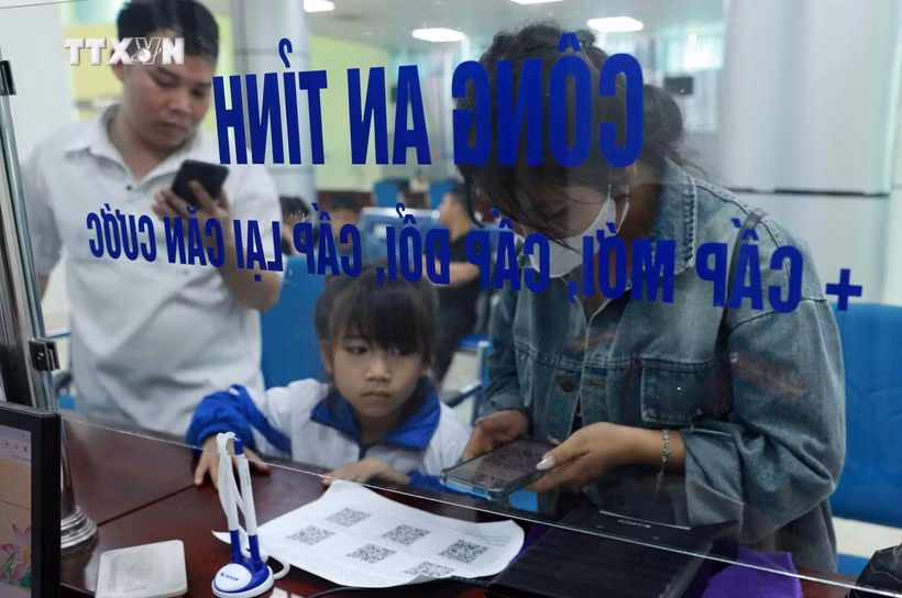 人民在莱州省公共行政服务中心扫描二维码办理行政手续。图自越通社