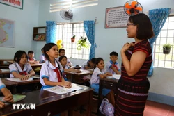 阮红女老师引导同奈省春城乡阮劝小学学生学英语发音。