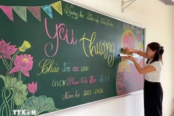 教师们坚守在陈岛上，不仅为岛上居民带来知识，且还激扬岛上师奋进力量和克服困难的意志。图自越通社