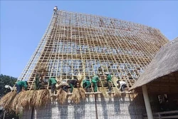 屋顶翻修工作同步有序进行。