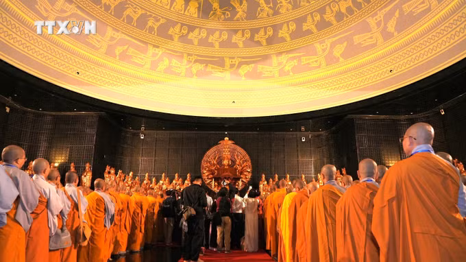 vna-le-ton-tri-xa-loi-duc-phat-thich-ca-mau-ni-tai-nui-ba-den-tay-ninh-ttxvn.jpg