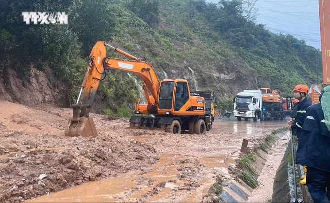vna-potal-quang-ninh-dac-khu-van-don-khan-truong-khac-phuc-cac-diem-sat-lo-va-ngap-ung-8975183.jpg