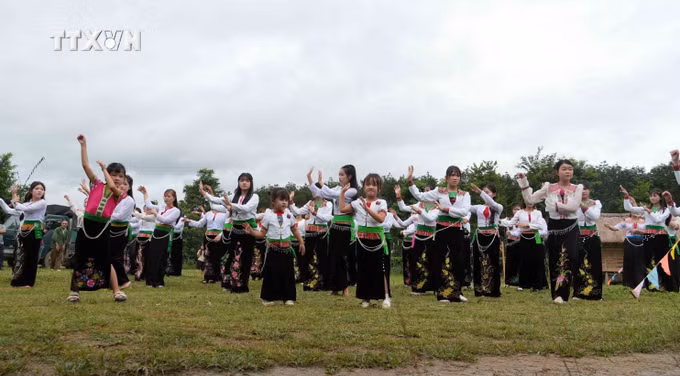 vna-potal-dac-sac-ngay-hoi-lang-muong-o-bien-gioi-sa-loong-8992586.jpg