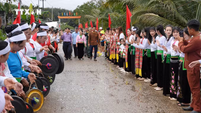 vna-potal-dac-sac-ngay-hoi-lang-muong-o-bien-gioi-sa-loong-8992590.jpg