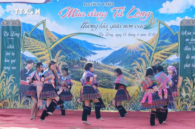 vna-potal-ngay-hoi-mua-vang-ta-leng-9006503.jpg