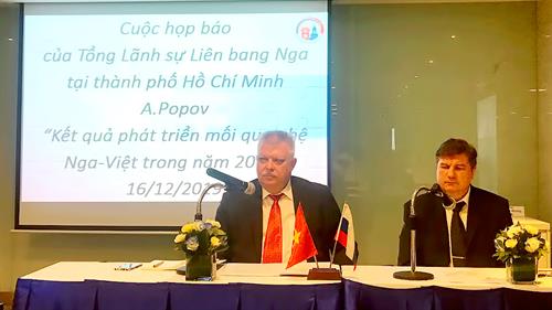 俄罗斯驻胡志明市总领事阿列克谢•波波夫(左)举行的新闻发布会。图自互联网 俄罗斯驻胡志明市总领事阿列克谢•波波夫(左)举行的新闻发布会。图自互联网