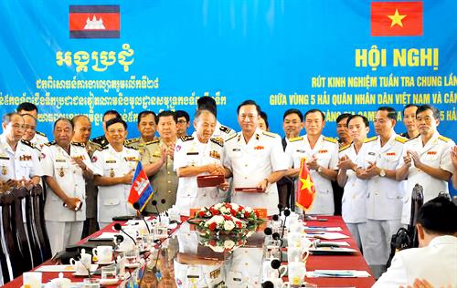双方签署越南人民海军第五区与柬埔寨王家海军海上基地活动配合备忘录。图自越通社