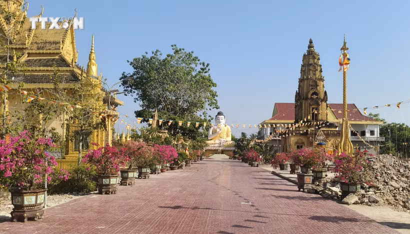 金瓯省和平乡社张灯结彩，准备迎接2026年高棉族传统新年。图片来源： 越通社