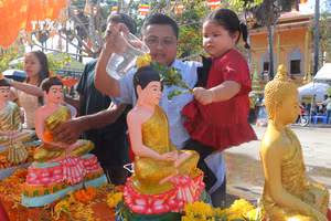 高棉族同胞参加浴佛仪式。图自越通社