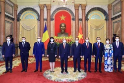 越南国家主席阮春福会见前来递交国书的各国驻越大使