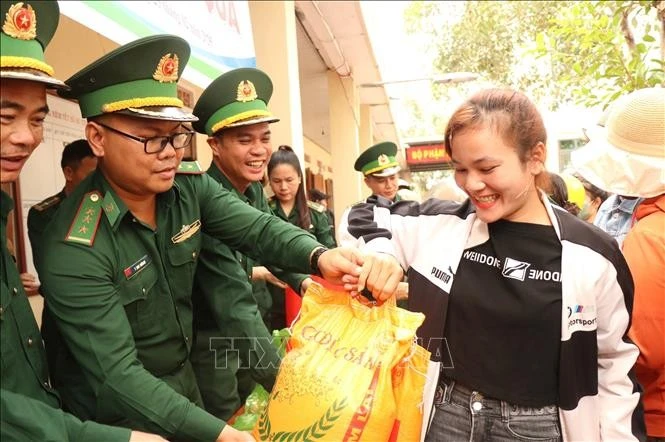 在2025年“全民边防日”活动中，得乐省边防部队向格隆那（Krông Na）边境乡民众赠送生活必需品。