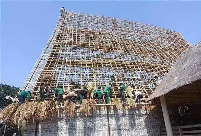 屋顶翻修工作同步有序进行。