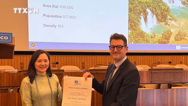 越南常驻联合国教科文组织（UNESCO）代表团团长阮氏云英大使领取认定证书。图自越通社