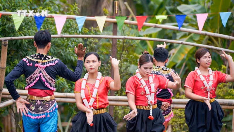 越南各民族文化旅游村村民举行的文化活动。图自越通社
