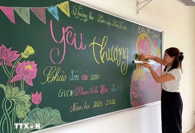 教师们坚守在陈岛上，不仅为岛上居民带来知识，且还激扬岛上师奋进力量和克服困难的意志。图自越通社