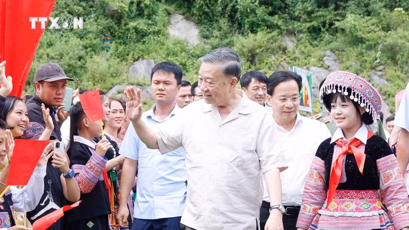 越共中央总书记、国家主席苏林率团出席山罗省云湖乡龙良全民保卫祖国安全日活动。图自越通社