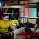 傣族妇女每日在织布机旁专注编织色彩斑斓的土锦布。图自越通社