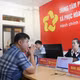 人们来到福和乡公共行政服务中心办理行政手续。图自越通社