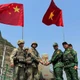 越南河江省龙鼓边防站与中国云南省富宁县地区边防部队联合开展越中边境联合巡逻活动