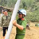 山萝省公安协助居民修复被冰雹和大风损坏的屋顶。图自越通社
