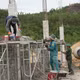 第五军区315师的战士们与各武装力量一同直接参与支援建设，增进边境地区军民团结情谊。图自越通社