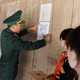 用于提供信息的匿名信箱被马鹿塘口岸边防哨所张贴在雄彭村每户居民家里。图自dantocmiennui.baotintuc.vn