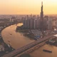 “胡志明市设定了2025年目标：地区生产总值（GRDP）增长超过10%，人均收入达到8500美元，保持经济“火车头”作用、成为全国增长的动力；力争到2030年，人均收入达到13000 - 14000美元。展望2045年，胡志明市将成为亚洲经济和金融中心，人均收入达到37000美元，成为全球吸引力的目的地”，胡志明市人民委员会主席阮文得说。
