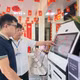 芝陵乡共行政服务中心干部指导民众使用AI辅助公共服务自助终端机。图自越通社