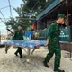姑苏边防部队帮助群众转移物资到安全地点。