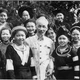 1956年6月2日，胡志明主席在河内主席府与出席第二次全国妇女代表大会的少数民族妇女代表合影。
