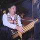 老街省幸福乡的民间艺人赫阿涛为当地数十名青年开设赫蒙族芦笙培训班。图自越通社