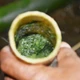 这道菜被烹制在竹筒里，煮熟后质地粘稠、有嚼劲。