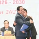 越南政府总理范明政对洪水和山体滑坡灾害中营救奠边省车容乡杭普喜村90 名村民的村长莫阿诗予以鼓励表扬。图自越通社