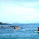 游客在海盗群岛附近体验桨板冲浪和潜水捞海鲜