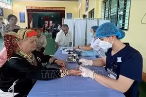 为少数民族老年人进行体检。图：越通社发