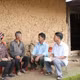 秋林边境乡有威望的人士朱查萨先生（右二）宣传森林保护政策法规。图自baotintuc.vn
