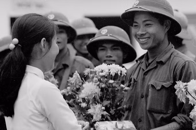 8-nu-sinh-truong-bo-de-o-da-nang-tang-hoa-chao-don-cac-chien-si-vao-giai-phong-thanh-pho-anh-quang-thanh-ttxvn.jpg