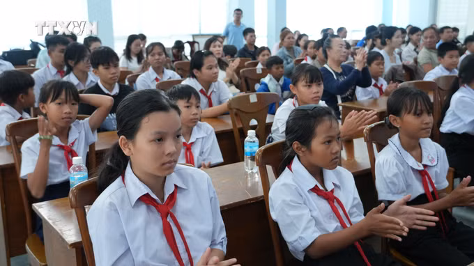 vna_potal-khanh-hoa-trao-130-suat-hoc-bong-cho-hoc-sinh-bien-dao-9044382.jpg