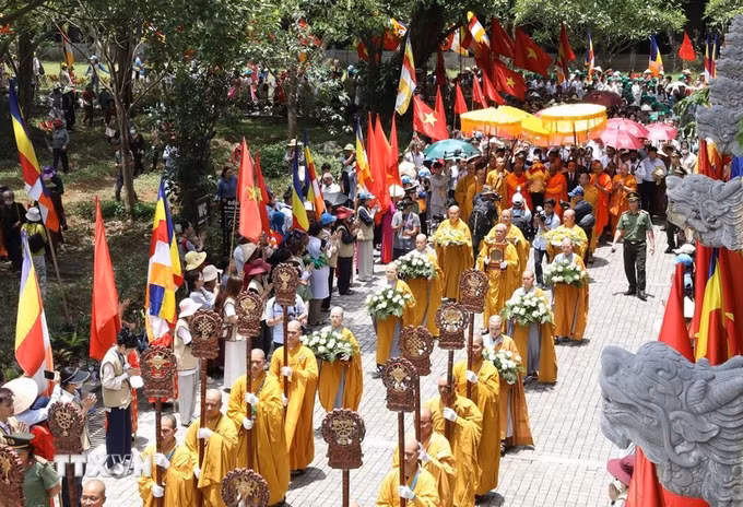 dong-dao-nguoi-dan-va-tin-do-phat-tu-chiem-bai-xa-loi-duc-phat-tai-chua-bai-dinh-8045339-1.jpg