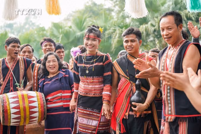 vna-potal-ron-rang-le-cuoi-cua-dong-bao-dan-toc-tay-nguyen-8507637.jpg