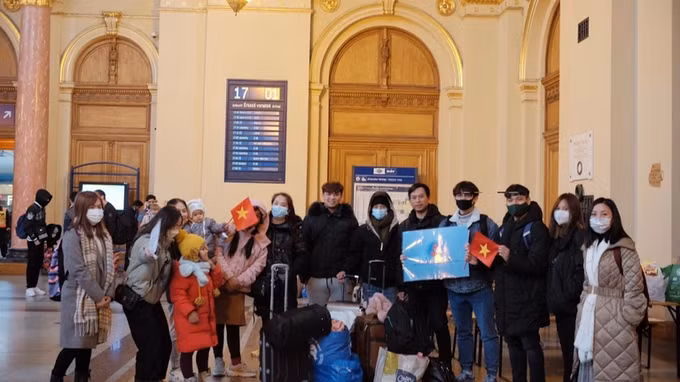 主动协助从乌克兰转移到匈牙利避难的越南人 ảnh 1