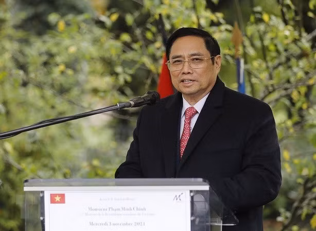 越南政府总理范明政会见法国共产党全国书记法比安·鲁塞尔 ảnh 1